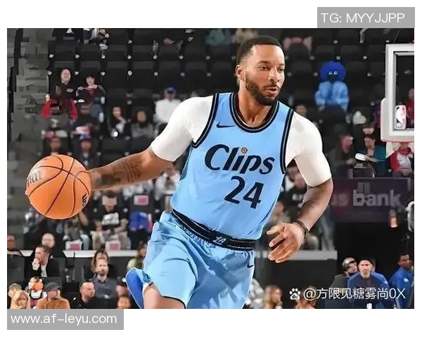 鲍威尔半场表现出色9投4中砍下15分助力球队取得领先优势 鲍威尔半场表现出色9投4中砍下15分助力球队取得领先优势