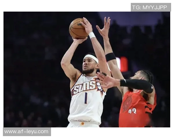 布克高效表现16投10中罚球全中独得31分助球队争胜 布克高效表现16投10中罚球全中独得31分助球队争胜